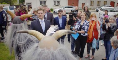 Vytrvalí: Pod povrchem