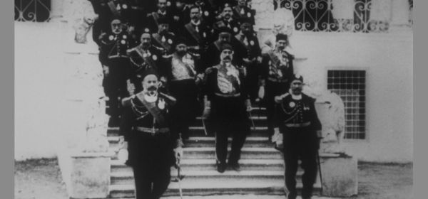 Le Bey de Tunis et les personnages de sa suite descendant l’escalier du Bardo