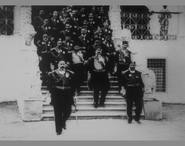 Le Bey de Tunis et les personnages de sa suite descendant l’escalier du Bardo