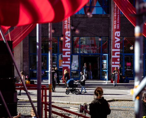 Kliknutím zvětšíte